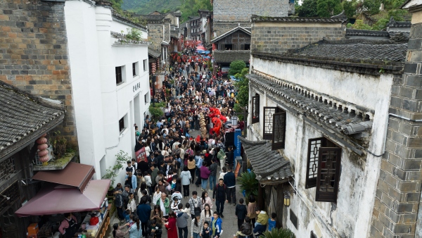 熱鬧的洪安老街。胡程攝