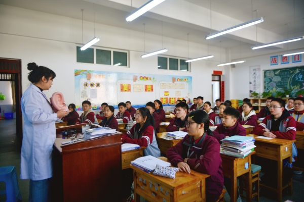 醫生講解愛耳護耳小技巧。陶涵攝