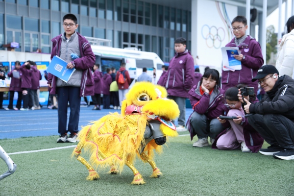 機器狗現場表演。張源攝
