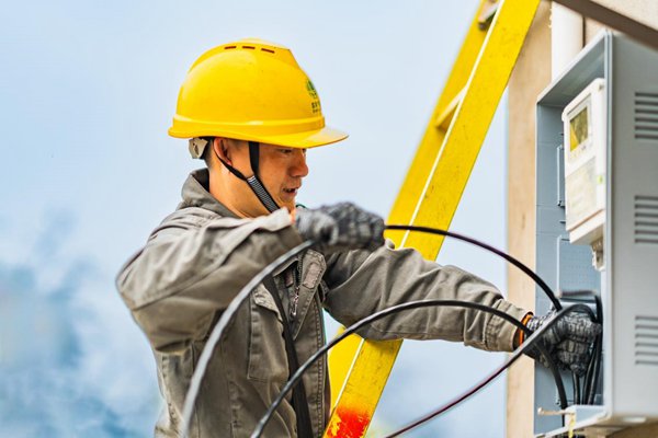 電力員工開展動力電表安裝工作。國網重慶永川供電公司供圖