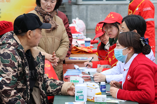 石油社區義診。大石壩街道供圖