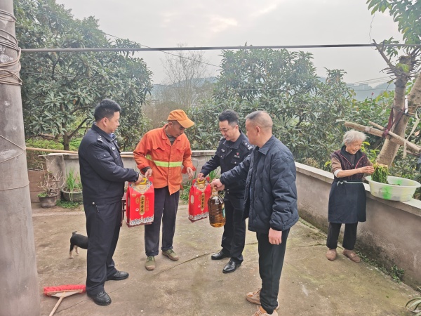 民警走進困難群眾家中送去生活物資。南岸區公安分局供圖