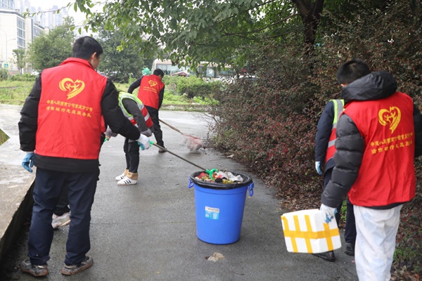 志愿者化身社區美容師展開“大掃除”。受訪者供圖