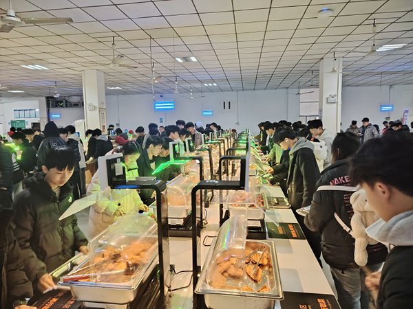 重慶市經貿中等專業學校食堂。重慶市農產品集團供圖
