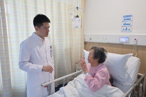 術后查房。重慶西區醫院供圖