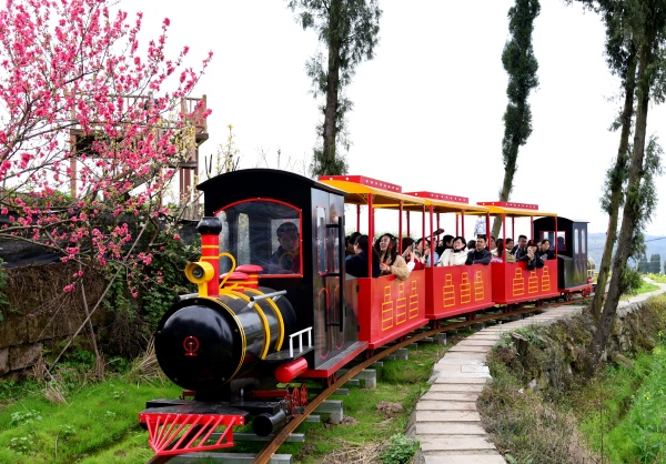 女職工乘坐觀光小火車。楊晨攝