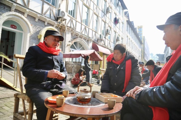 老人們在養老院圍爐煮茶。景區供圖