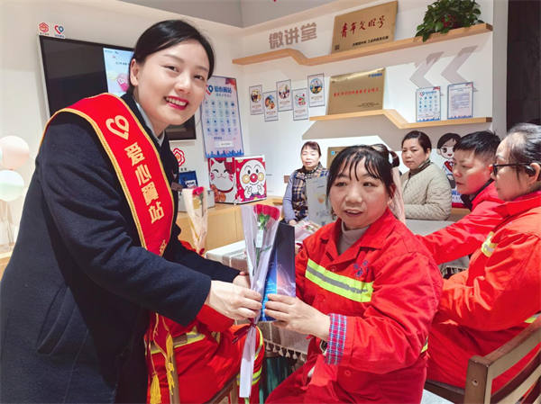 愛心大使為環衛工人送去節日祝福。中國電信重慶公司供圖