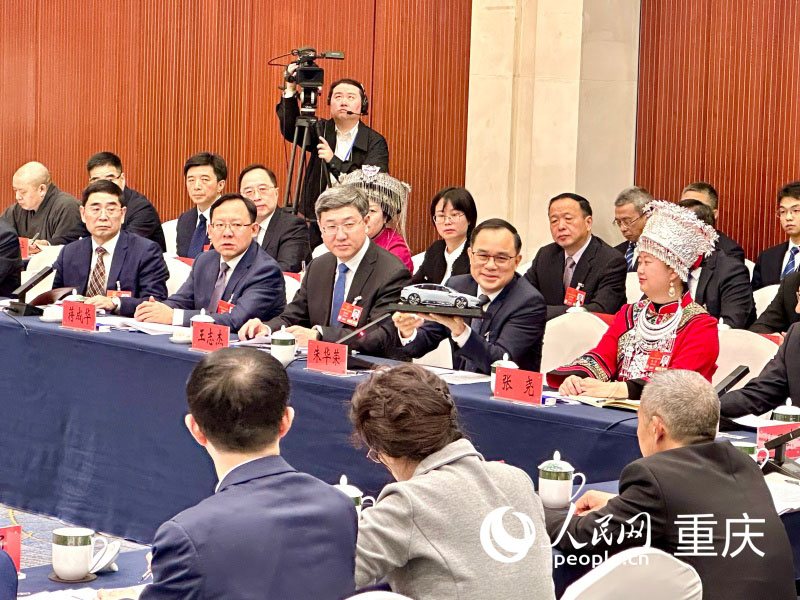 2025全國兩會期間，朱華榮在重慶代表團開放團組會議上展示“重慶造”汽車模型。人民網記者 劉政寧攝