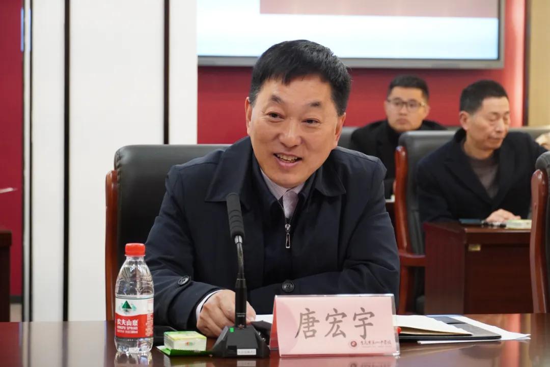 重慶一中黨委書記、重慶一中教共體總校長唐宏宇講話。重慶一中供圖