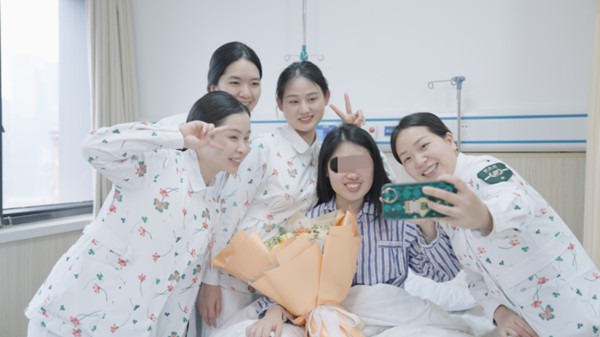 王娟術后和醫護人員合影。重醫附二院供圖