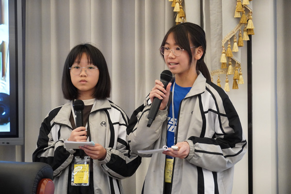 香港伊利沙伯中學學生闡述觀點。重慶一中供圖