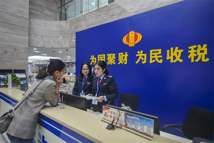 稅務工作人員正在做政策服務工作。榮昌區委宣傳部供圖