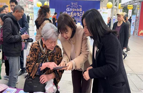 為老人解答金融知識。光大銀行重慶分行供圖