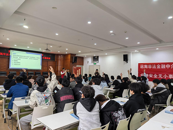 宣傳活動現場學生們踴躍搶答。英大財險重慶分公司供圖