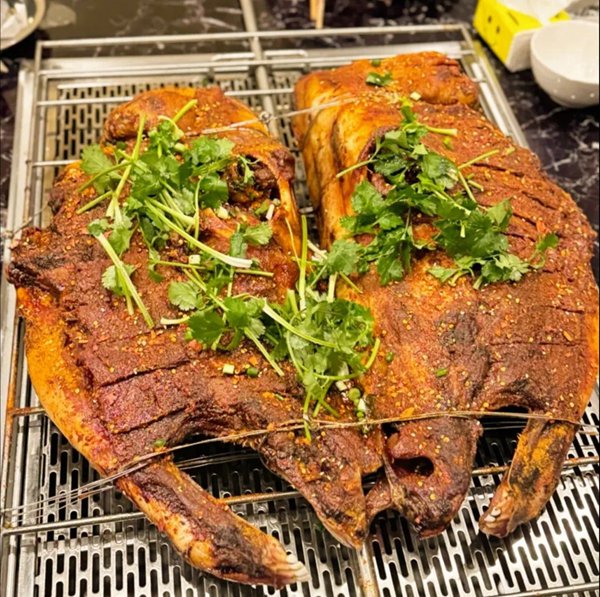 駿都源烤牛頭。渝北區商務委供圖