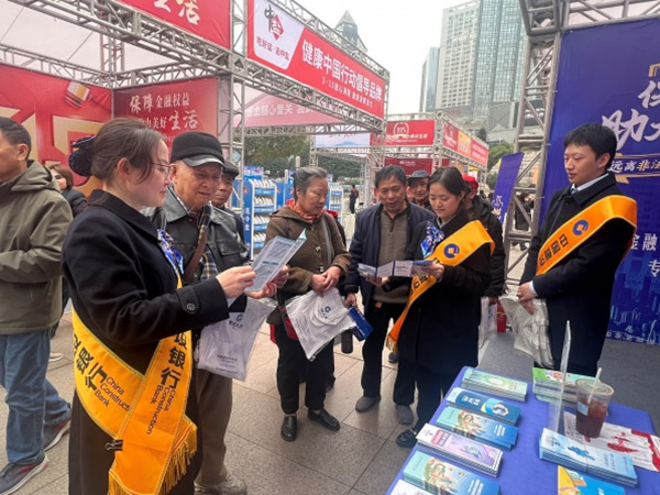 走進商圈開展金融知識宣講。建設銀行重慶市分行供圖