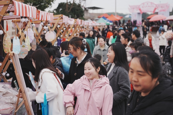 活動現場游人如織。合川區委宣傳部供圖