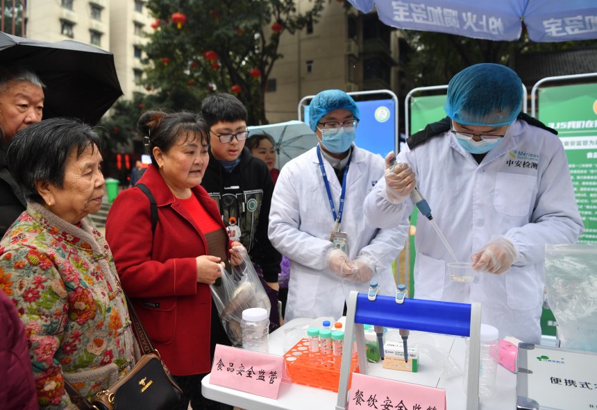 現場快檢。周邦靜攝