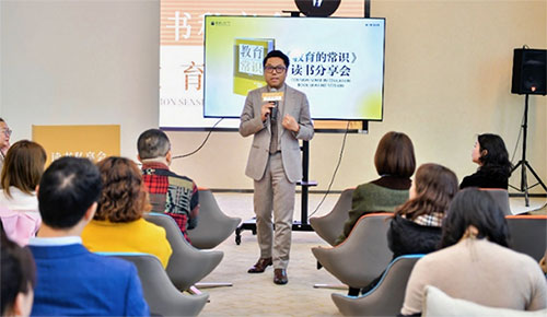 許凌可演講中。中信銀行重慶分行供圖