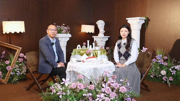 “首店經濟看渝北——人民網對話渝北區首店品牌企業代表”系列訪談對話楊登奎（左）。曾英豪攝