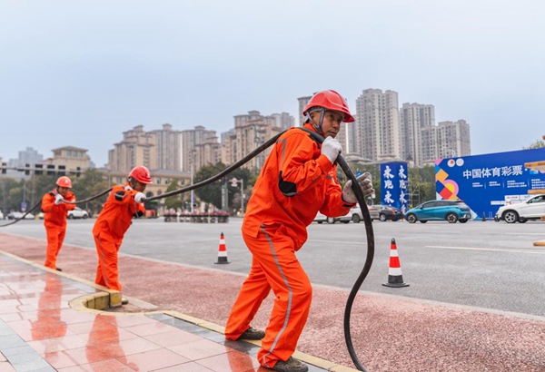 電力人員施放電纜。國網重慶永川供電公司供圖