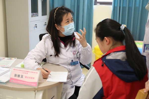 兒科專家看診。九龍坡區婦幼保健院供圖