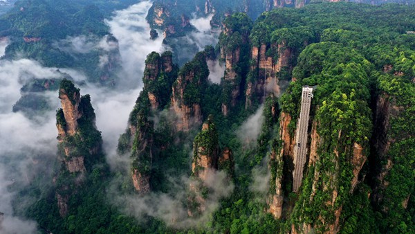云霧繚繞的湖南張家界國家森林公園天子山御筆峰。吳勇兵攝