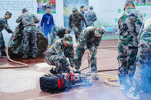 森林防火專業隊伍技能展示。重慶市林業局供圖