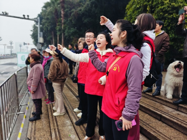 鐵山青年突擊隊隊員為選手吶喊助威。江北區委組織部供圖