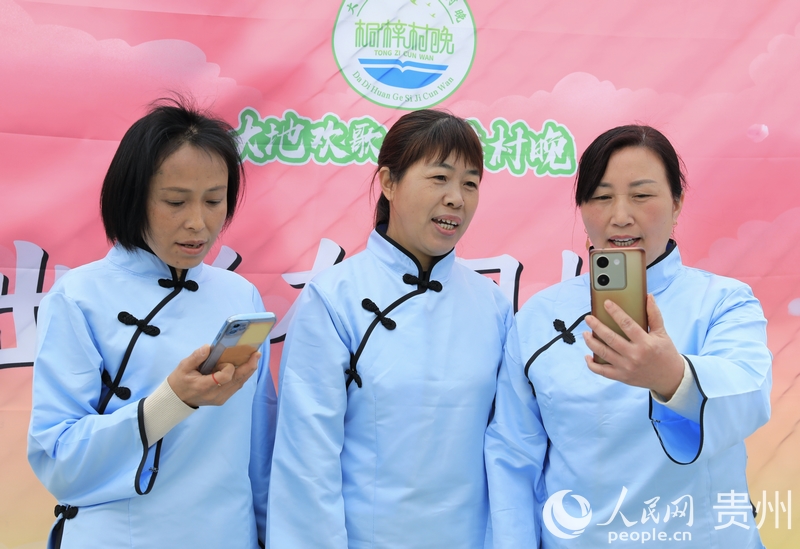 周廷勇（右一）與同伴。人民網 龍章榆攝