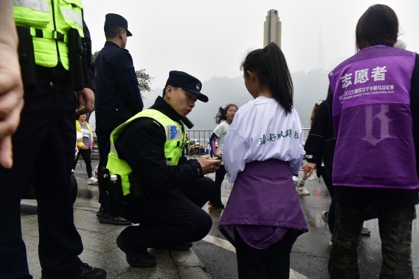 幫助跑友解決問題。江北區委宣傳部供圖