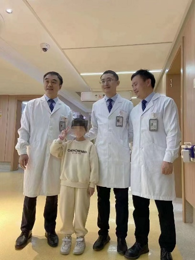 王麗與王槐志團隊合影。重慶市人民醫院供圖