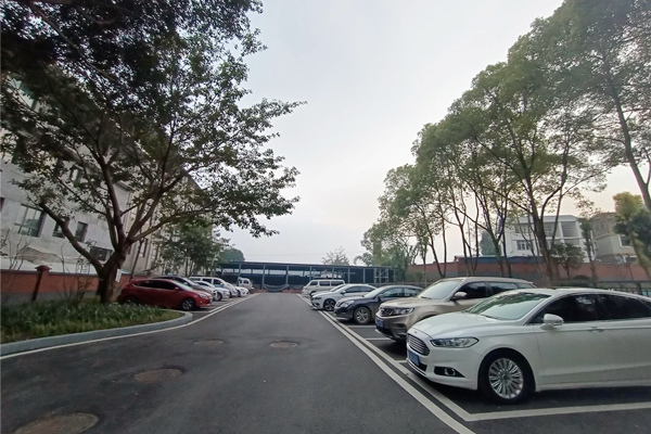 改造后的老舊小區重新規劃停車位。潼南區委宣傳部供圖