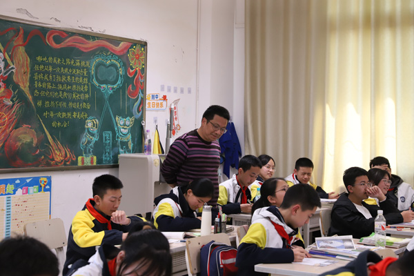 督導巡視課堂教學。西南大學附屬中學供圖