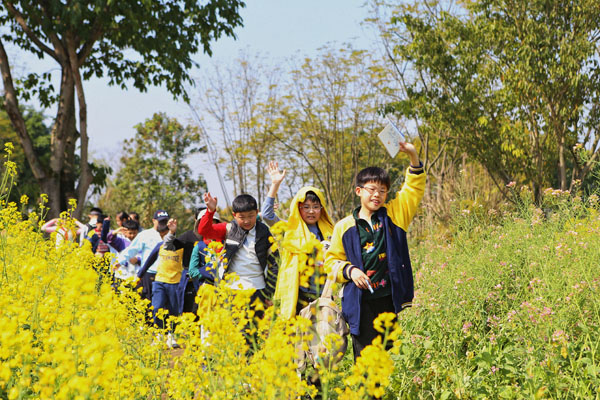 徒步研學。人民（融僑）小學供圖