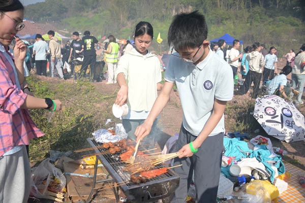 學生動手制作燒烤。西南大學銀翔實驗中學供圖