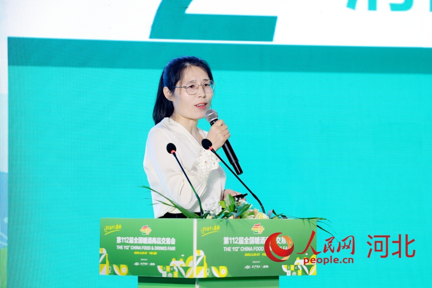 承德清青錦瑞漁業有限公司副總經理李紅偉作分享。人民網記者 周博攝