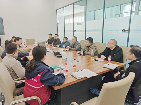 服務團隊與盛泰光電開展座談，了解用電需求。國網重慶永川供電公司供圖