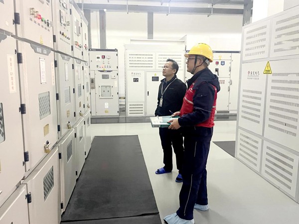 國網重慶永川供電公司員工在盛泰光電配電房檢查安全用電。國網重慶永川供電公司供圖