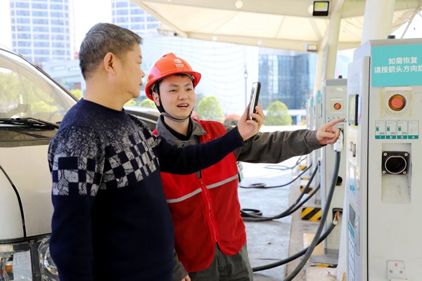 電力員工指導市民充電。國網重慶永川供電公司供圖