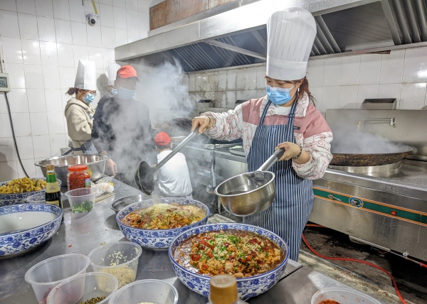 “炊事員”們正在烹飪。重慶理工大學供圖