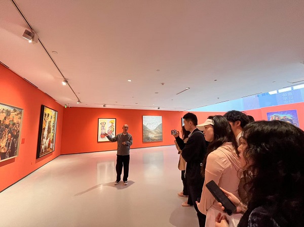 導覽向觀眾介紹展覽作品。四川美術學院供圖