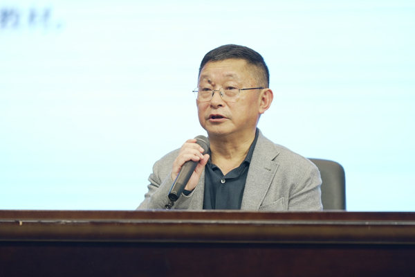 阿來與學生分享寫作心得。西南大學附中供圖