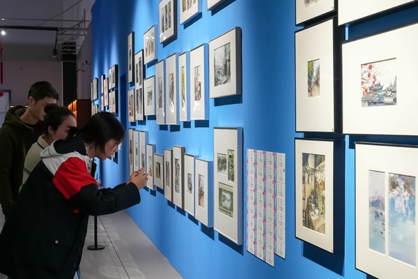 學生觀展。西南大學附屬中學供圖