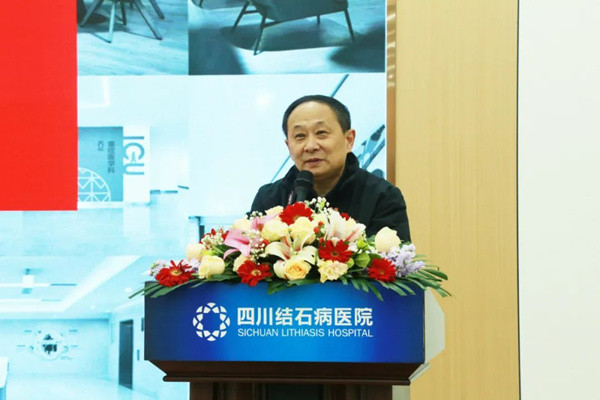 密雷上臺發言。重慶松山醫院供圖