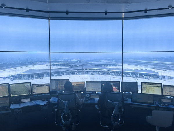 民航重慶空管管制員在塔臺指揮飛機起降。關闖攝