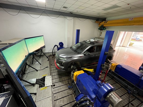 新能源動力總成及整車臺架。清研理工供圖