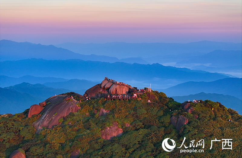 “華南之巔”貓兒山。人民網 雷琦竣攝