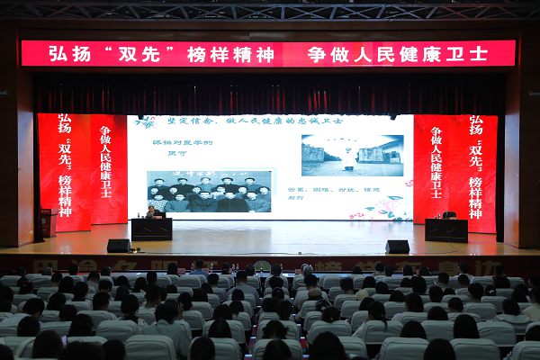 報告會活動現場。重慶醫藥高等?？茖W校供圖